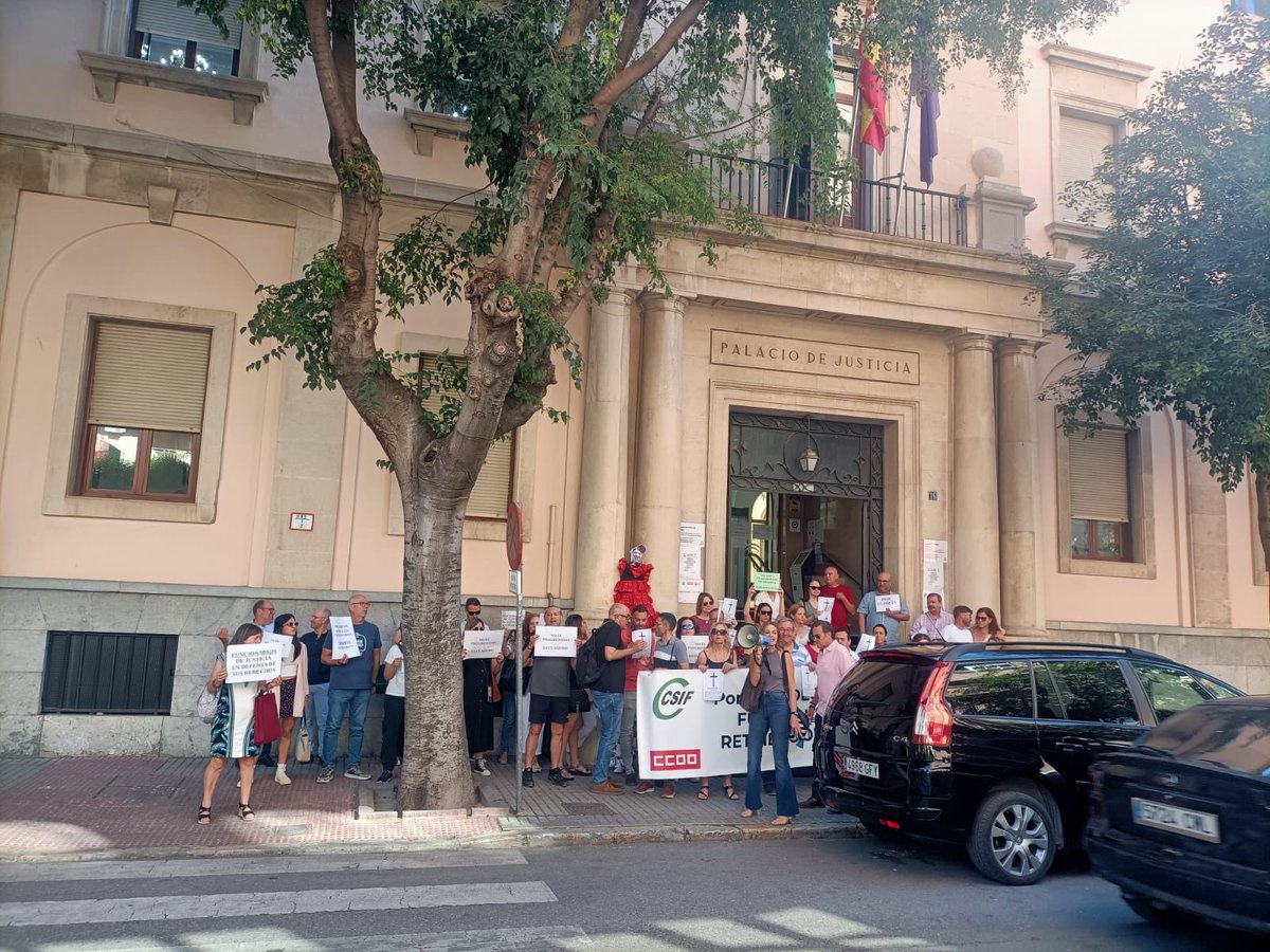 CCOOJusticiaJa's tweet photo. #HuelgaEnJusticia
15 de junio, 8 días de huelga parcial y 27 días de huelga de jornada completa.
Concentración en la Audiencia Provincial de Jaén, entrevista en Onda Cero a la compañera Elena que expuso el conflicto de Justicia.
¡NEGOCIACIÓN YA!
@ccoojusticia @FSCdeCCOO @ccoojaen https://t.co/bpgNUZpIfm