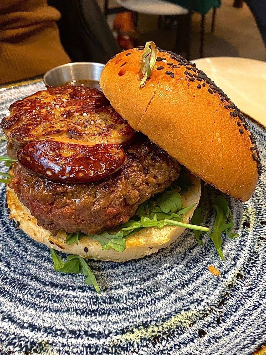 MiaLiu89's tweet photo. Delicious foie gras burger #food #shopping😋😋 https://t.co/9cRAss0gJg
