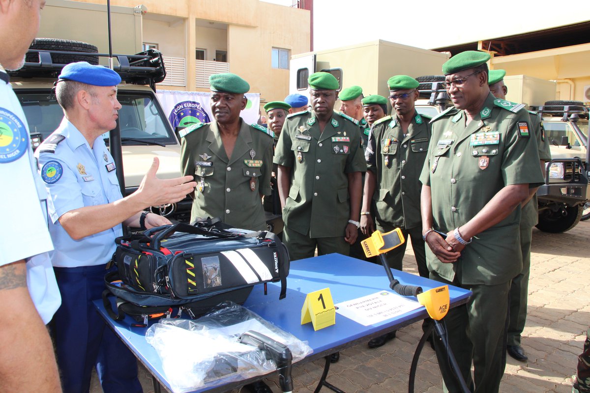 EUCAP Sahel Niger remet des véhicules à la 🇳🇪 gendarmerie prévôtale - Une remise de matériel qui symbolise de façon très concrète l’appui de l’Union européenne 🇪🇺

Lire plus : is.gd/BWDN2u

#Niger #FSI #Gendarmerie #prévôté @EucapSahelNiger