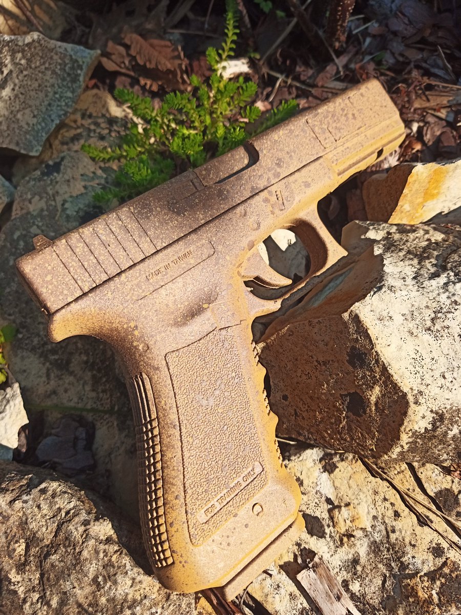 KurainguUrufu's tweet photo. This is my first time painting a gun
I used Fosco Brown Beige and Mud Brown
Hope you like it
(Yes, this is not a real Glock)
#Camouflage #Firearm #Fosco https://t.co/8YDbgAO9p7
