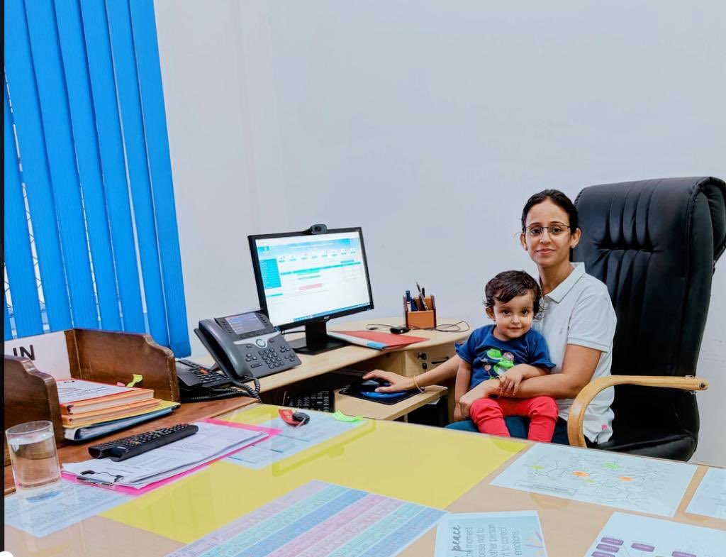 SuchhaRavish's tweet photo. @ParveenKaswan Sometimes it’s just work, sometimes it’s work with babysitting!! https://t.co/QWJHCS5PBK