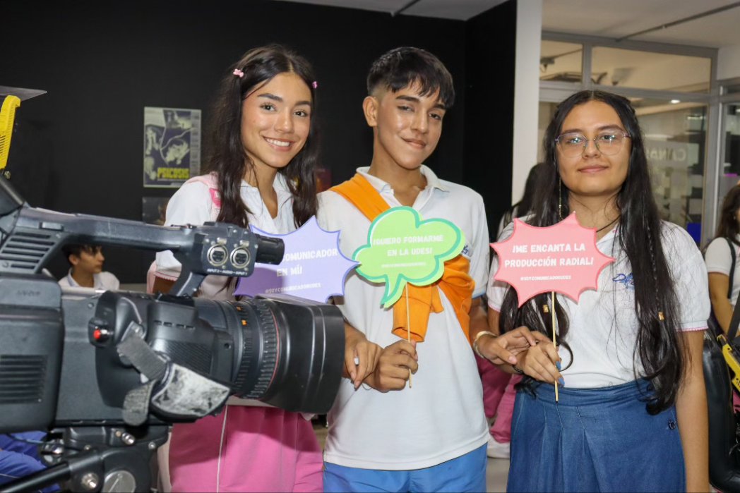 ComSocial_udes's tweet photo. 🤩 Los estudiantes del colegio Decroly estuvieron en el @canal_utv donde conocieron el detrás de cámaras de un programa de televisión. 📹🩵
@udes_oficial
@TellezYadira
@MemesUDES
#SoyComunicadorUDES
#ReporterosUDES https://t.co/9J0wVHonPw
