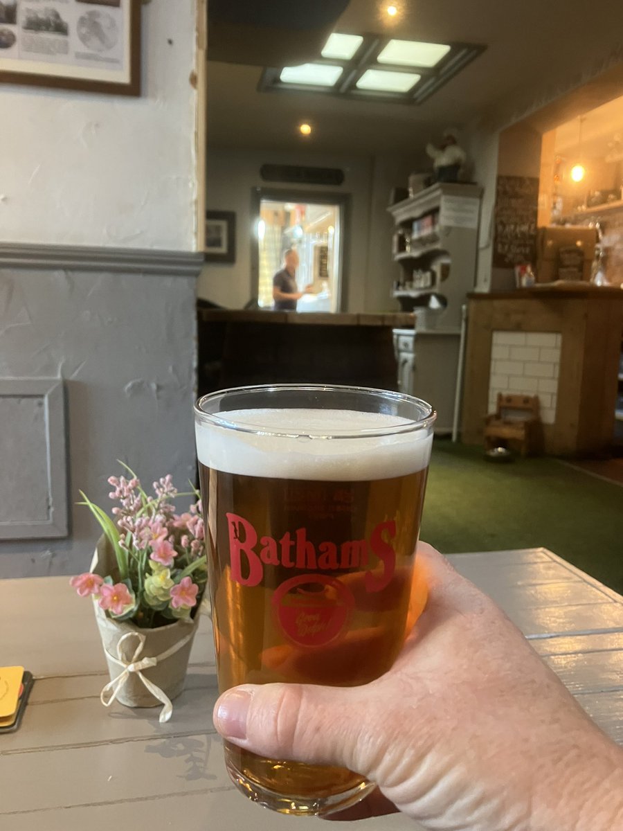 #CheersToBeer for @BeerDayBritain from the Haden Cross with a pint of @thebathams  Bostin Ay it 🍻