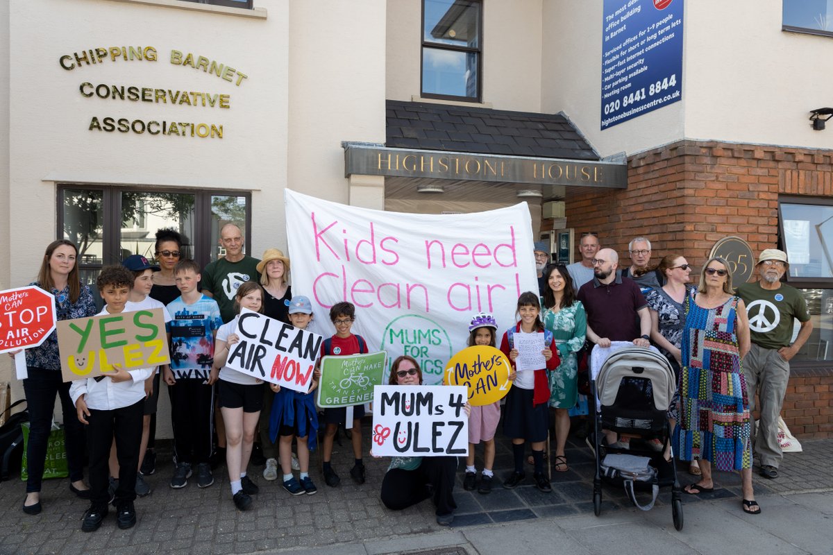 Barnet has the second highest death rate from #AirPollution in London. Yet former Environment Secretary Theresa Villiers is campaigning against measures that will clean up the air for her constituents. Today we visited her with a strong message. #CleanAirDay #ULEZ