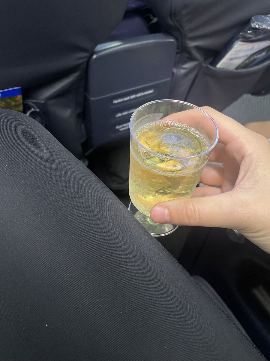 toristoriez's tweet photo. upgraded to first class for the first time on United this morn 😎 https://t.co/kskMKihzdQ