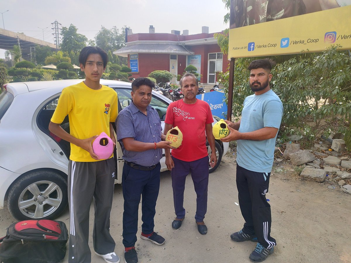 BeerhSociety's tweet photo. ਬੀੜ ਸੋਸਾਇਟੀ ਦੇ ਯੋਧੇ ਬਾਈ Rambo Brar ਹੁਰਾਂ ਨੇ ਲੁਧਿਆਣੇ ਤੋਂ ਬੀੜ ਸੋਸਾਇਟੀ ਦੇ ਸਹਿਯੋਗੀ ਵੀਰ Harkanwalpreet Brar ਹੁਰਾਂ ਨੂੰ ਪੰਛੀਆਂ🐦ਲਈ 10 ਮਸਨੂਈ ਟਿਕਾਣੇ ਪਹੁੰਚਾਏ ਗਏ। ਬਾਈ ਜੀ ਹਰਕੰਵਲ ਹੁਰਾਂ ਨੇ ਇਹ ਟਿਕਾਣੇ ਆਪਣੇ ਘਰ ਲੁਧਿਆਣੇ ਵਿੱਖੇ ਪੰਛੀਆਂ ਦੀ ਰੌਣਕ ਵਿੱਚ ਵਾਧਾ ਕਰਦੇ ਹੋਏ ਲਗਵਾਉਣੇ ਹਨ। ਵੀਰ ਹੁਰਾਂ ਦੀ ਸੋਚ ਨੂੰ ਸਲਾਮ। https://t.co/l1NQ7HD4Ca