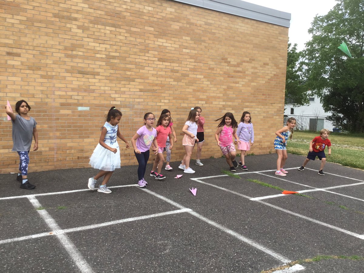 FeehanORH21's tweet image. Continuing our Countdown…Today we were Paper Plane Pilots!✈️ @ORHEagles21 #WeHelpChildren #makingitfun