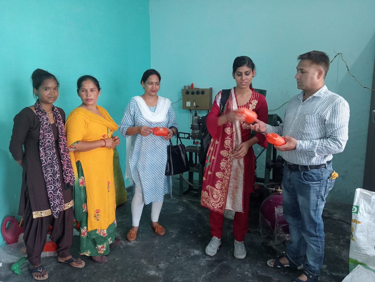 Bahadrabad_RDUK's tweet photo. Today, on 15.06.2023, the monthly meeting of Swagat CLF was held, in which Madhusudan Sir from the district and LC block participated, in today's meeting work was done on the #Value_chain, such as making #dairy, #led_bulb, and #Ganga_Jal cans. The clusters were identified. # km https://t.co/YqMbiutmSc