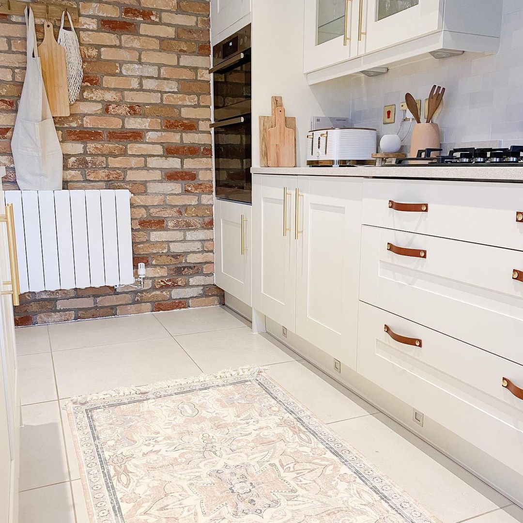 What a lovely install of Cottage Mixutre by @athomeinthemanning - We love it!
#kitchendesign #kitchen #kitcheninspo #kitchens #countrykitchen #countrykitchens #brickslips #brickslipswall #radiator #leatherhandles #brasshandles #kitchenhandles