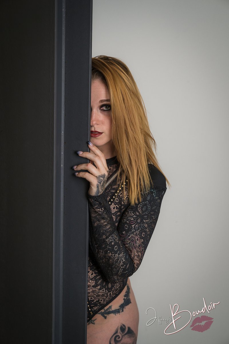 JeffreyBoudoir's tweet image. Step into the spotlight and discover the captivating world of boudoir photography, where every angle, curve, and expression tells a story of confidence, empowerment, and self-love - let&apos;s create art that celebrates your unique journey!&quot; #boudoirphotography #stepintothelight