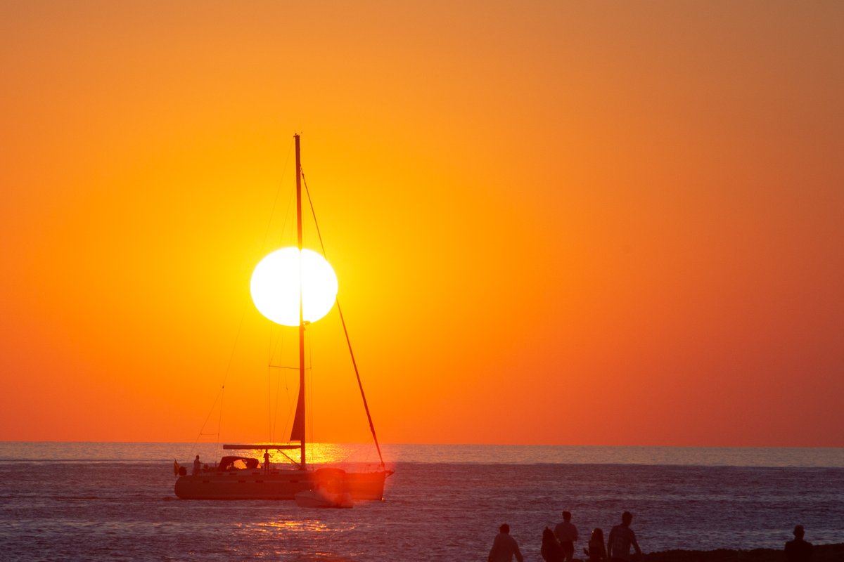 Moments like these remind us of the magic that exists in every day. 🧡 #mamboibiza #ibiza23 #mambosunsets