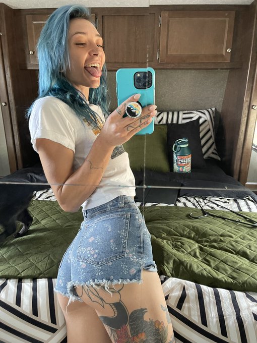 Who wants to be the first to fuck me in my new camper? 😝 https://t.co/5Fq8Ut45Tv