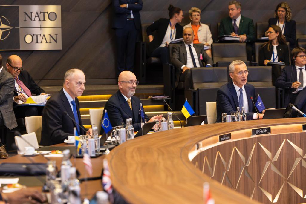 jensstoltenberg's tweet image. Timely meeting of defence ministers in the #NATO-Ukraine Commission with our good friend @oleksiireznikov to prepare the #NATOSummit. We must step up support to #Ukraine so that it prevails &amp;amp; strengthen its defences in the long term to ensure history does not repeat itself.