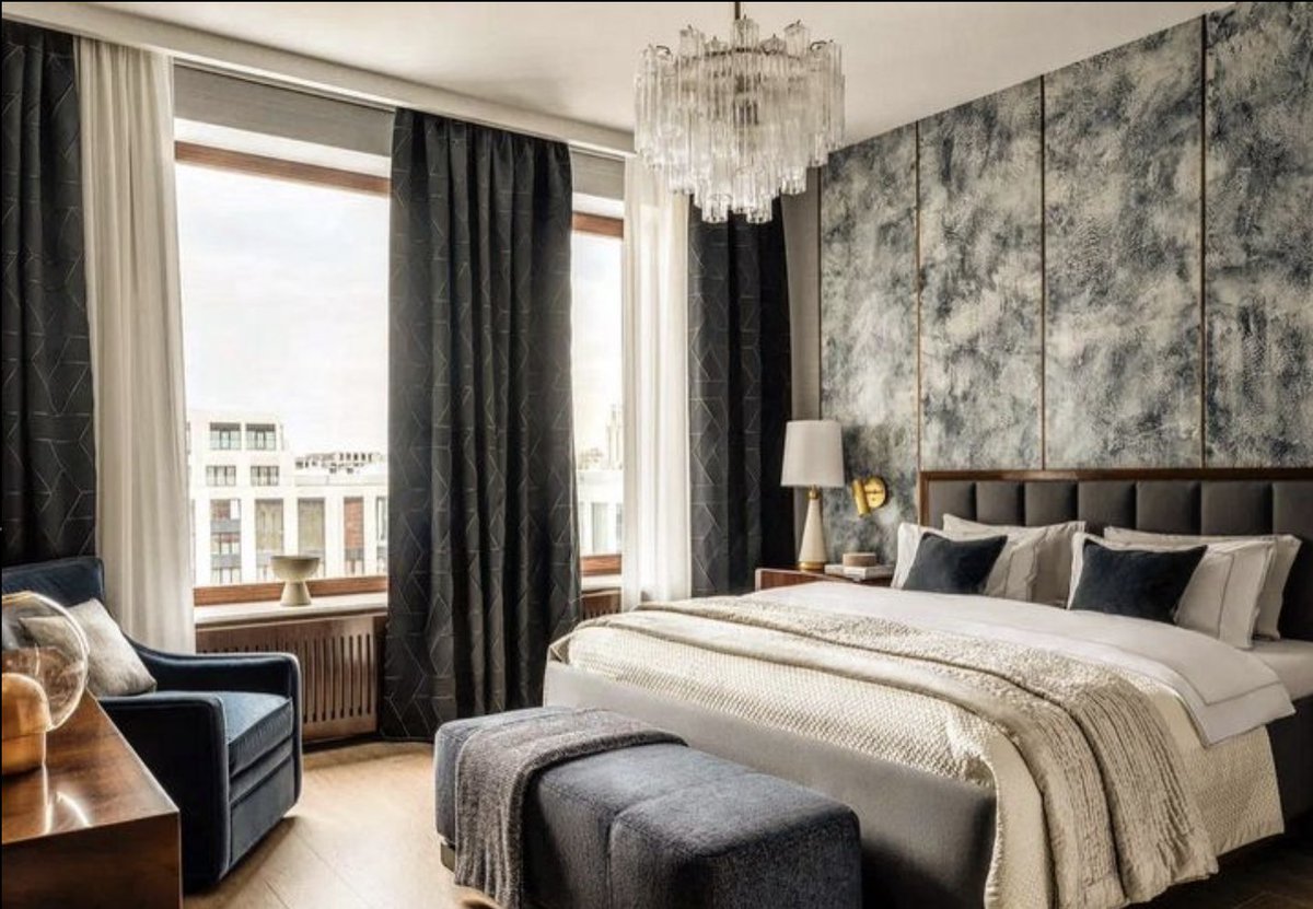 Penthouse bedroom anyone? Lovely, calming tones from @porterogueinteriors. Our Pentagon Chandelier in clear glass is the perfect addition to the blue tones of this room. 
•
Retro Murano collection.