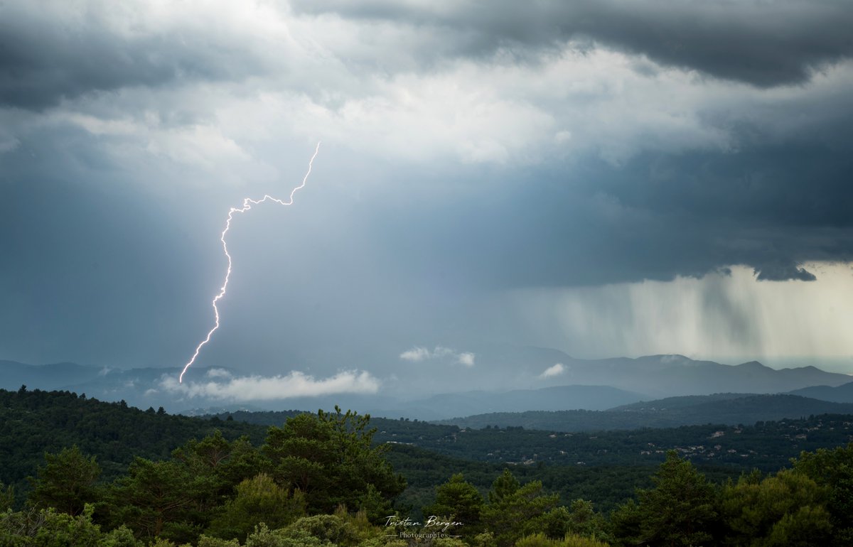 ⚡️La période orageuse exceptionnelle se termine sur le Sud-Est après ~ 5 semaines d'#orages quasi quotidiens, souvent violents. Clap de fin symbolique avec un dernier puissant #orage sur #Grasse ce jeudi, vu depuis les hauteurs de Saint-Cézaire. @MeteoFrance_SE @Meteovilles