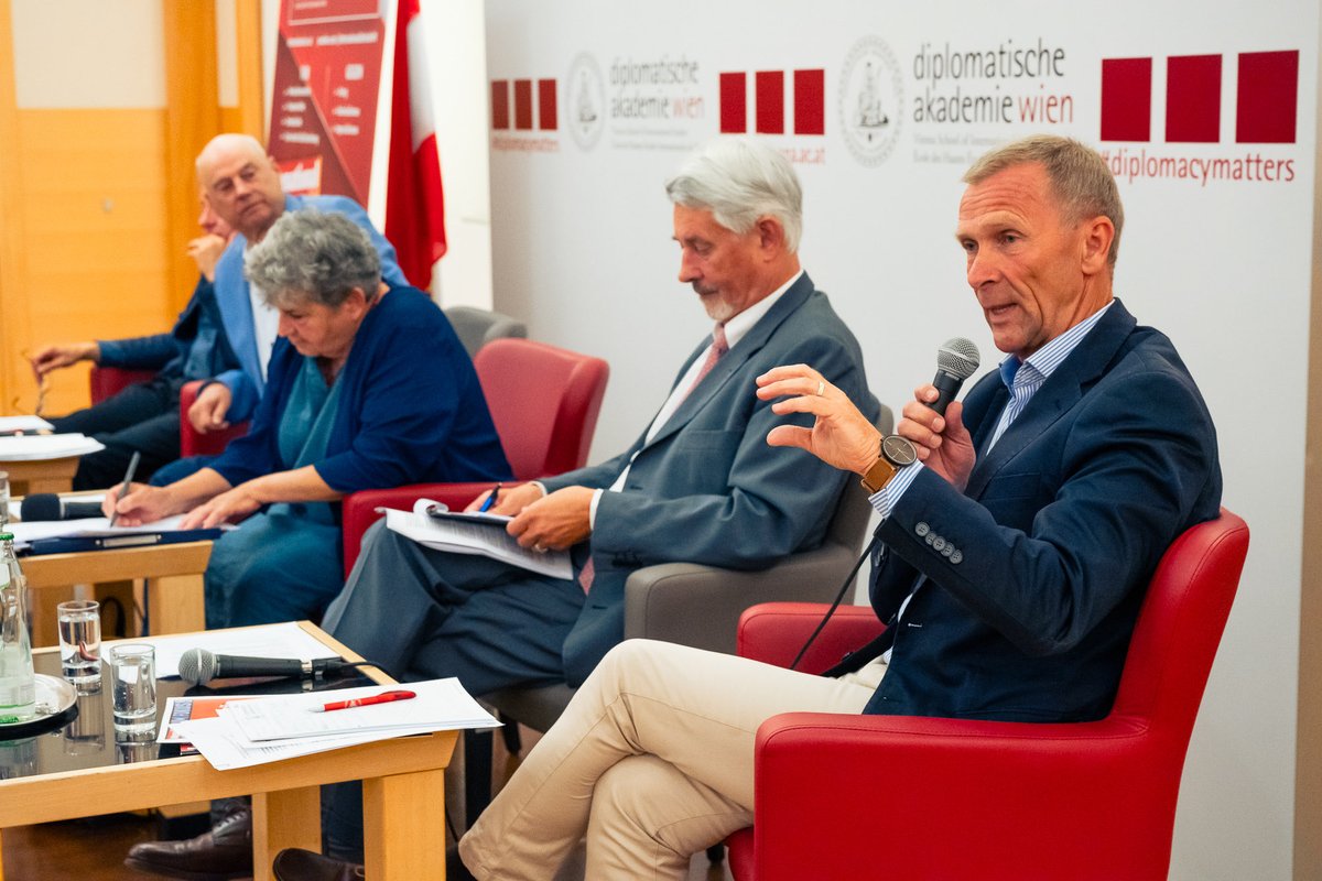 Österreichs Neutralität- die Debatte gewinnt an Breite. Gestern an der Diplomatischen Akademie, diesmal von Fitz Edlinger/ Zeitschrift International veranstaltet. Sollte in Kürze auf YouTube sein.