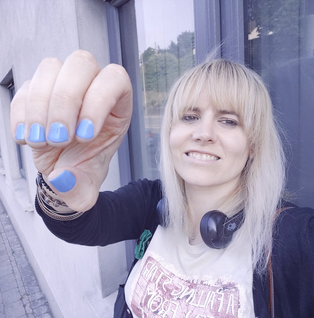 New 'do, new nails! Ready to fucking rock tomorrow night at the Workmans Cellar, my debut album release gig W/members of Microdisney. It's a huge night for me and I'd love you to be there! Just a handful of tickets left, priced €10: eventbrite.ie/e/keeley-album…
Blissoutdontmissout!💙