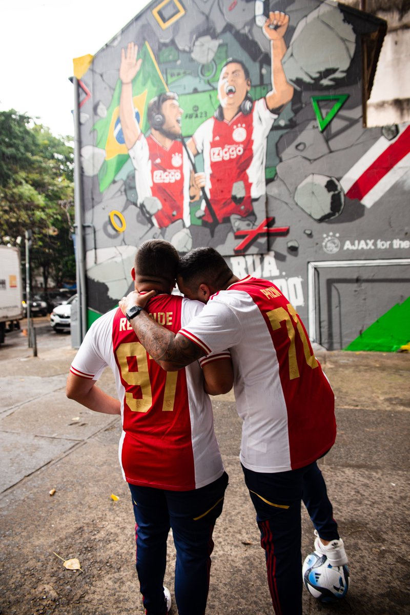 PeagaNascimento's tweet photo. O @AFCAjax homenageou nesta quinta-feira a dupla @PResende97 e @PHzin, que disputará a #FIFAeClubWorldCup pelo time holandês, com um mural na Tijuca, zona norte do Rio. Bem legal!

https://t.co/bcQOQ0ncfW https://t.co/HOFCF53NLC
