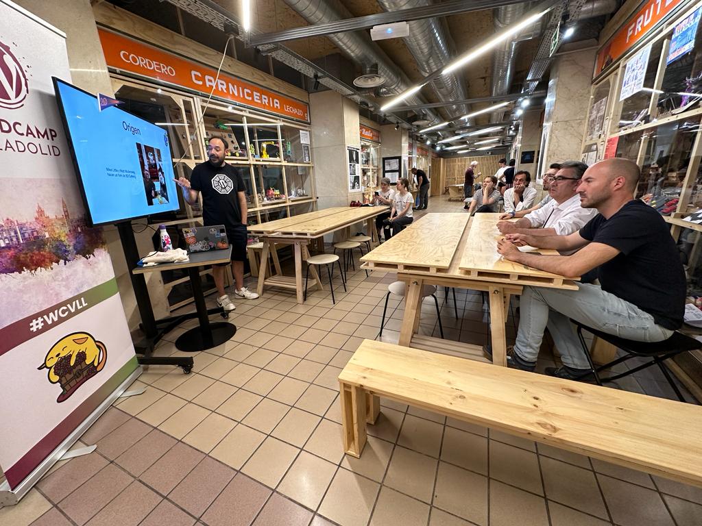 Aquí estamos hablando de la evolución de #WordPress en estos 20 años #wp_es #Valladolid #cumpleWordPress