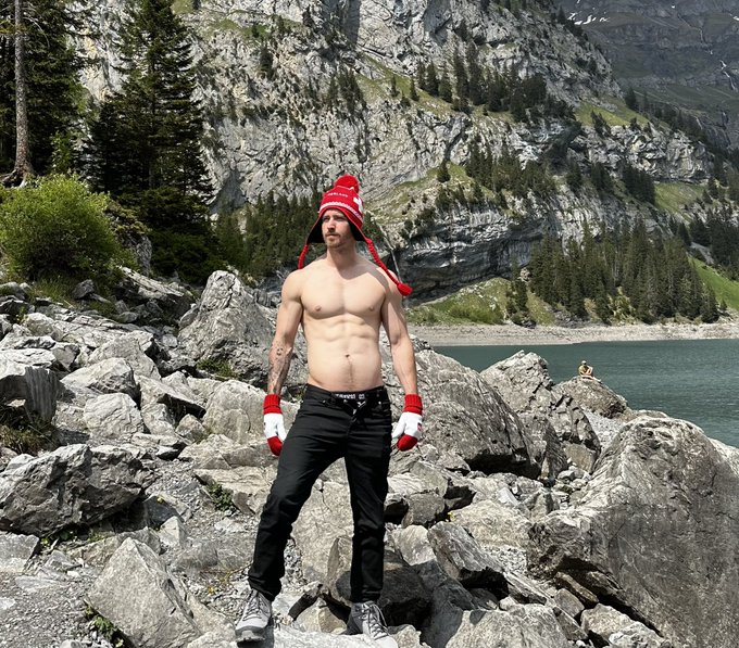 Being silly and trying to be sexy is kinda my thing. https://t.co/FAB7YDeZ4b