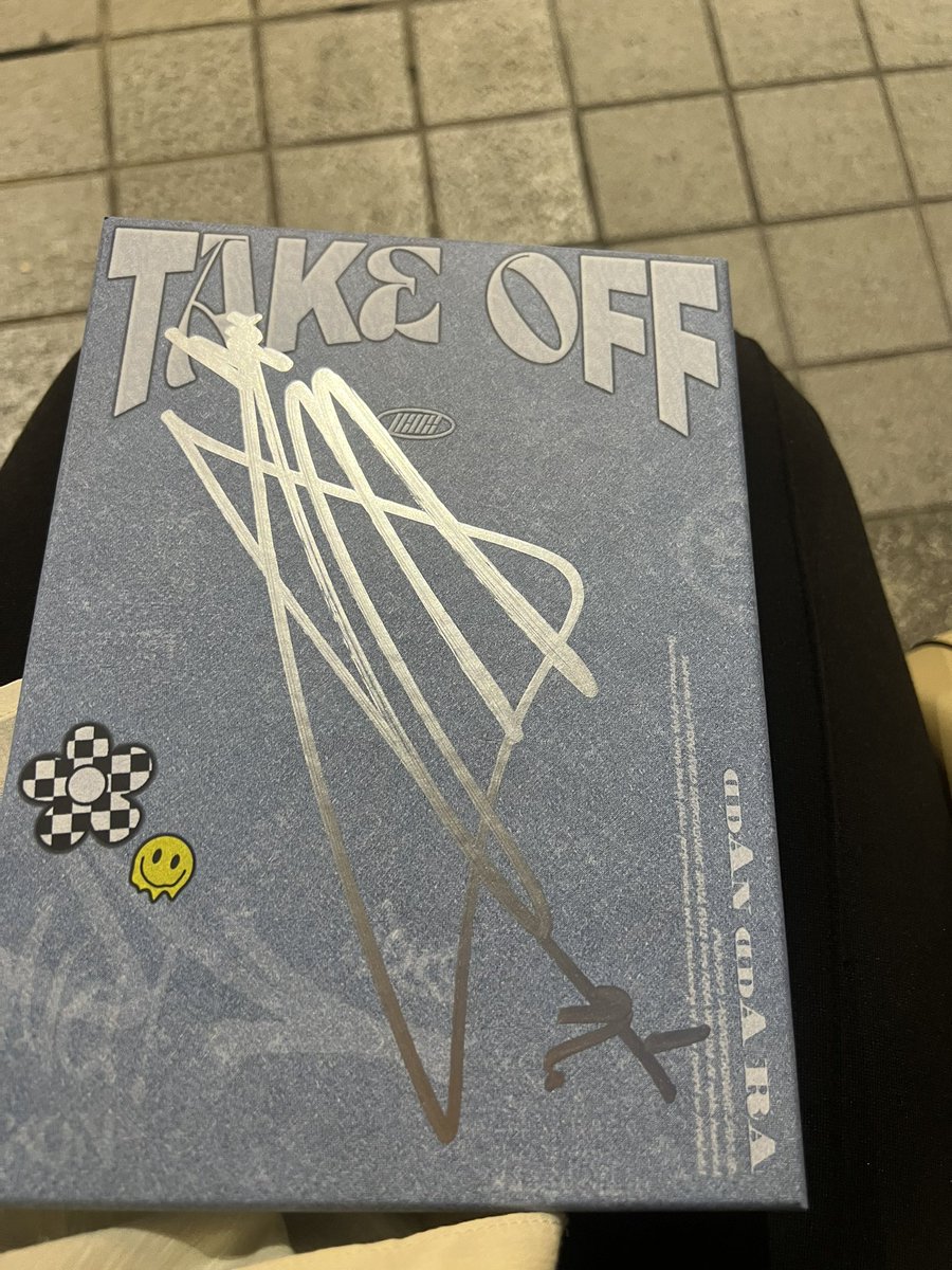 サイン会🩵

👦🏻みさきちゃん
👩🏼ユニョンと誕生日同じです♡
👦🏻えっ！僕と同じ2月8日ですか
　（にがつはちにちって言ってた）
👩🏼はい。同じです
👦🏻運命ですね〜

ゲート出るギリギリまでずっと
見てくれてユニョンのびっくりした
表情が忘れられない😭💓
直接伝えることできて良かった😭💓