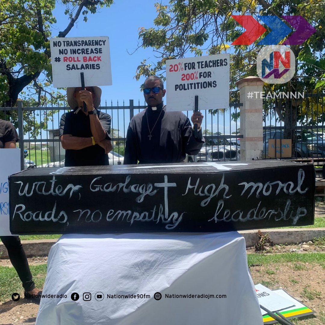 A group of protestors from the Advocates Network have gathered in front of the Ministry of Finance to protest the salary increase granted to members of the political directorate. They are renewing their calls for the increase to be rolled back.