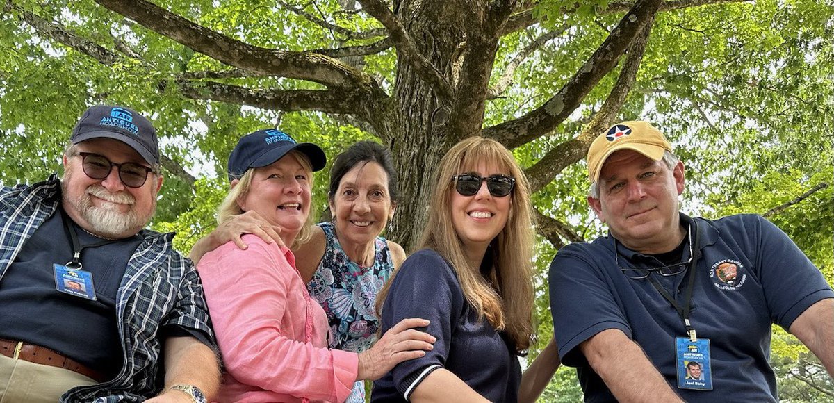 @RoadshowPBS appraisers with a @MarshaBemkoEP executive producer as a #Photobomb 💕
@TimPrince @LauraWoolley @JoelBohy and a #CrazyDollLady #AntiquesRoadshow #RoadshowSturbridge @oldsturbridge