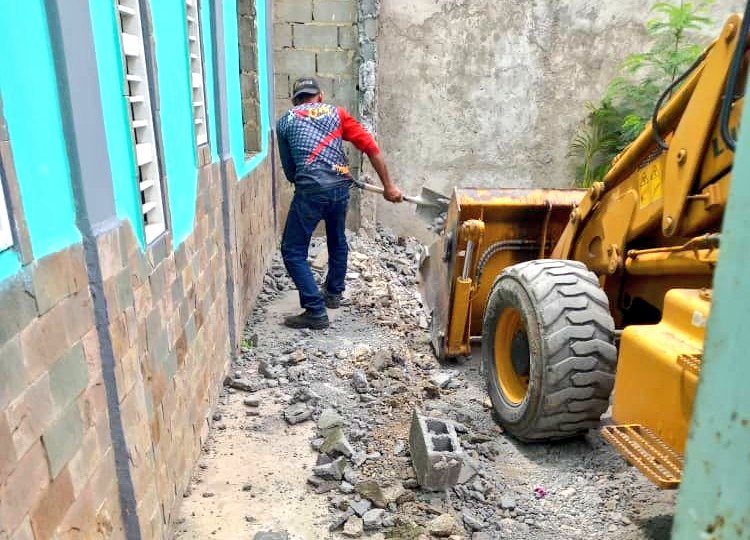 GuaraLuisJonas's tweet photo. #EnFotos 📸| 📝❌Por incumplimiento con variables urbanas fundamentales del mcpio la @Iribarren_Alc por medio de #DPCU ordenó demolición de pared en comunidad José Gregorio Bastidas
@ElInformadorVE
#15Jun
#BastaDeRoboYManipulacionImperial
#NaguaraLuisJonas https://t.co/5PKkI5xnI7