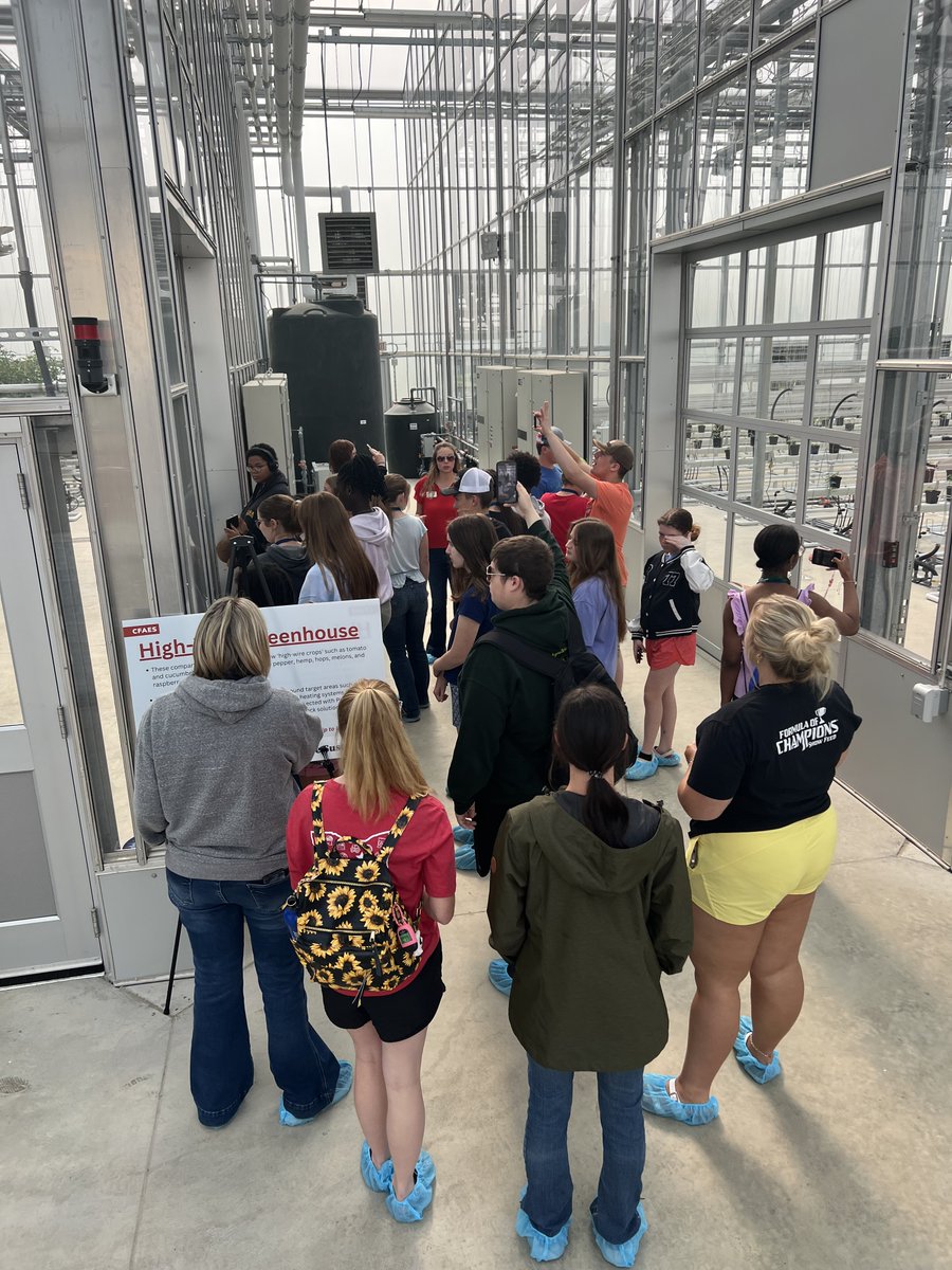 OSU_HortCropSci's tweet photo. Had a blast welcoming @OhioFarmBureau #ExploreAg students into the Controlled Environment Agriculture Research Complex (CEARC) to learn more about how we combine hands on science + plants!
We extracted DNA from apples & planted basil ๐๐ฑ
#PlantScience https://t.co/R4GC51NjdC