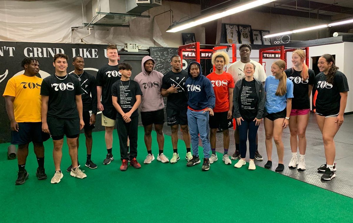 TeamHPF's tweet image. Some of our athletes wearing their new HPF gear! 
*wearing these will cause strength to increase 202% #ItsScience 

#708TheyDontGrindLikeUs #family #teamhpf