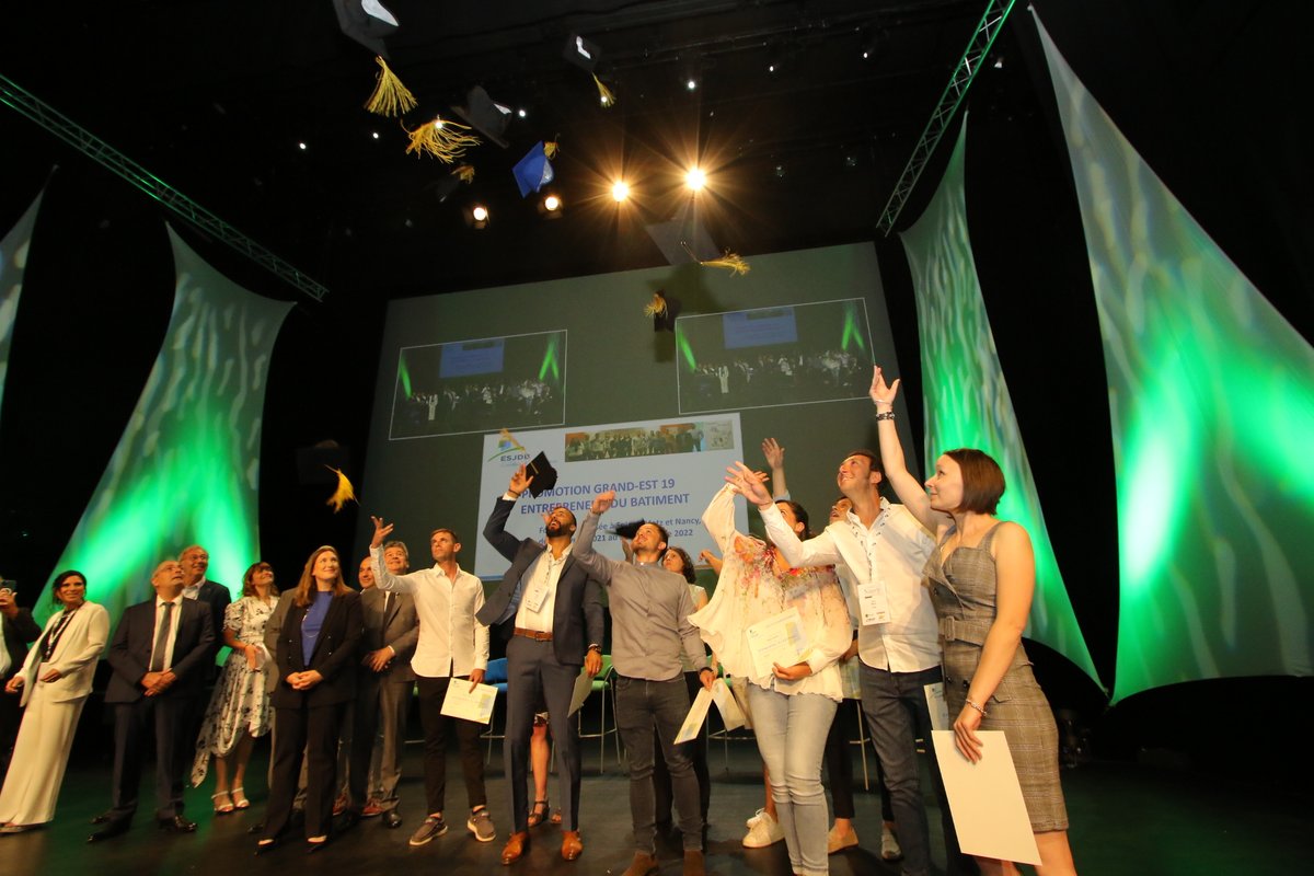 Prefet54's tweet photo. Remise des diplômes de fin de formation "Entrepreneur du bâtiment - Grand Est" par @CGrandjean_ ministre chargée de l'Enseignement et de la Formation professionnels.
#France2030 soutient le secteur du bâtiment et les "Compétences et Métiers d'Avenir".
Félicitations aux diplômés👏 https://t.co/CYSYzgjJLP