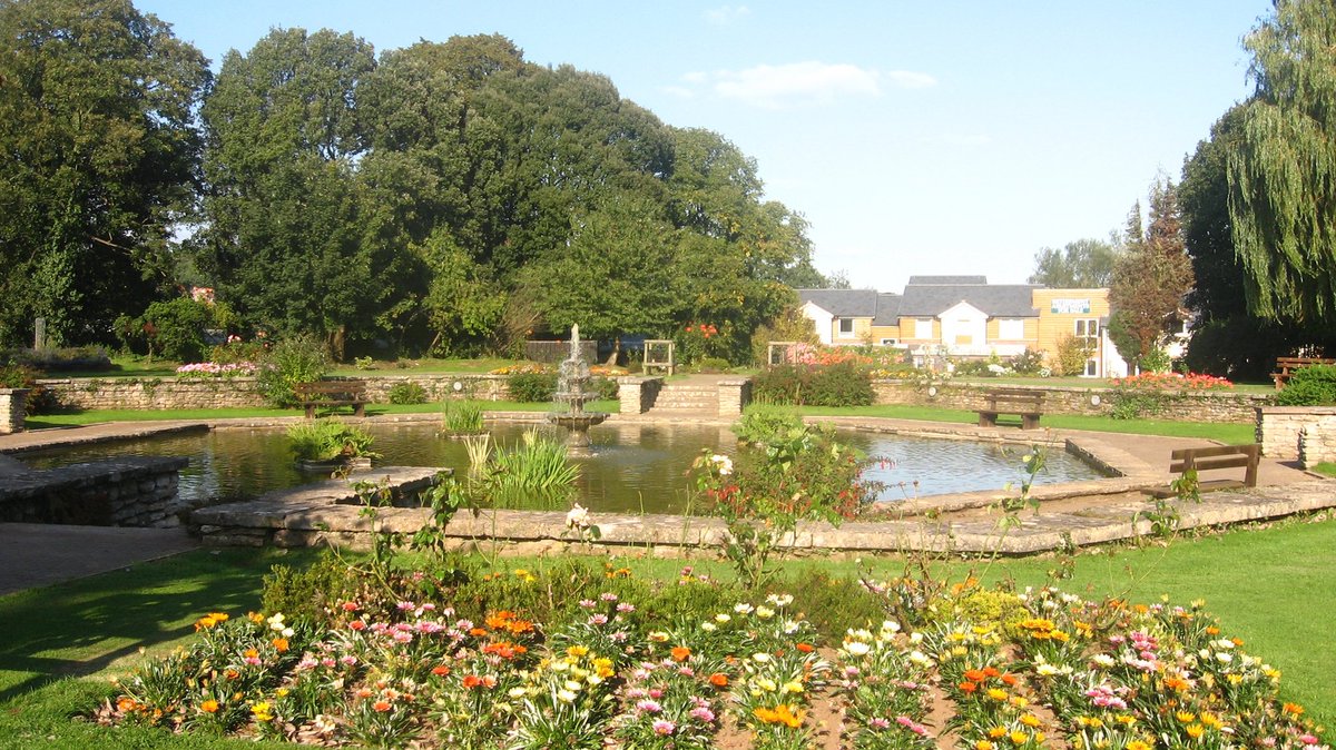 @DailyPicTheme2 There's a fountain in a pond at Bathurst Park in Lydney #DailyPictureTheme #fountain #Lydney #Gloucestershire #ForestofDean