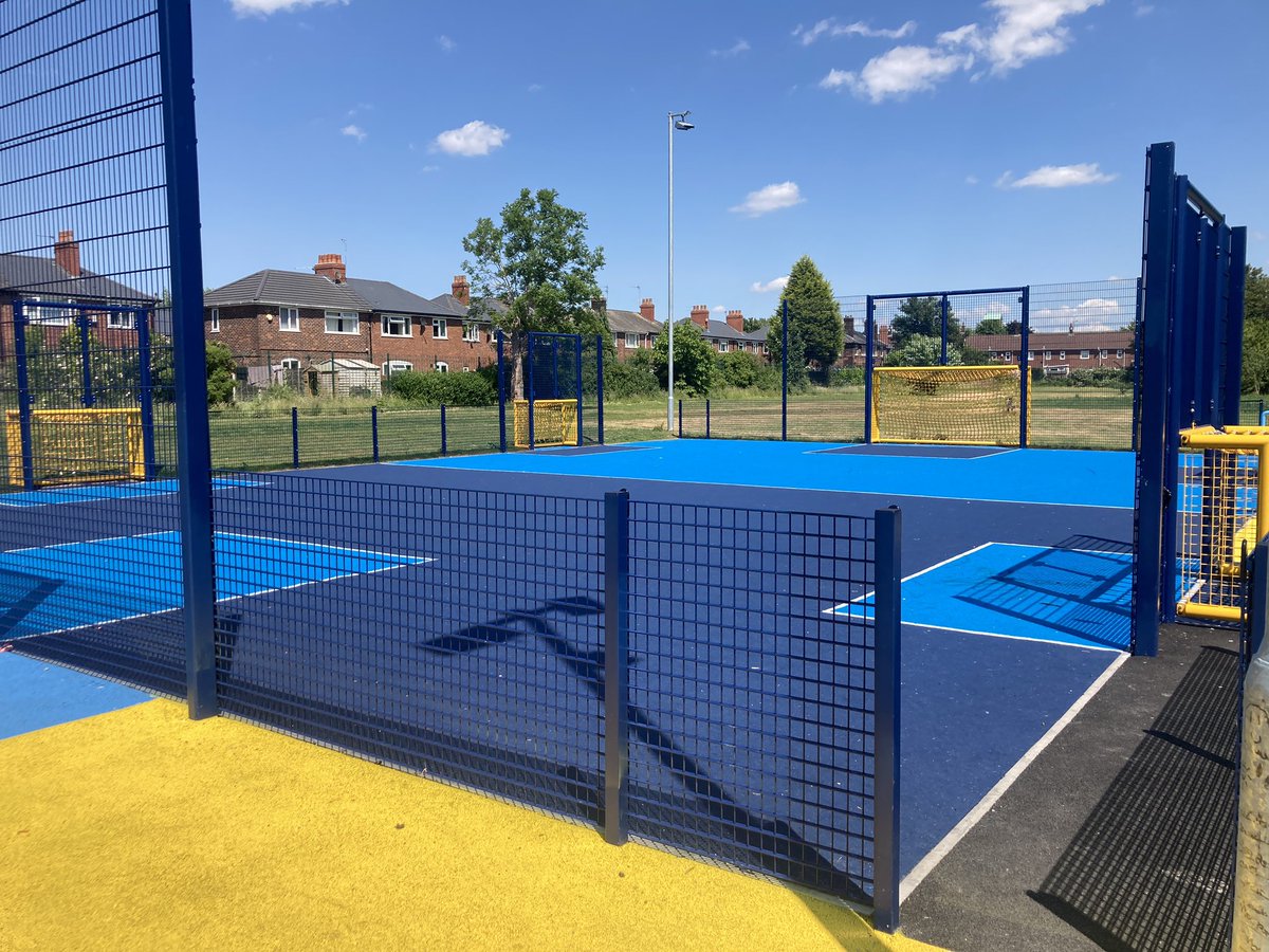 Brilliant day with <a href="/ActivePartners_/">Active Partnerships</a> and <a href="/Sport_England/">Sport England</a> colleagues in Manchester talking through learnings and next steps for PlayZones and multi-sport work. The old 🧠 is a bit fried now but so much to take back to @LondonSport! Who knew it was sunny in Manchester sometimes!? 🌞