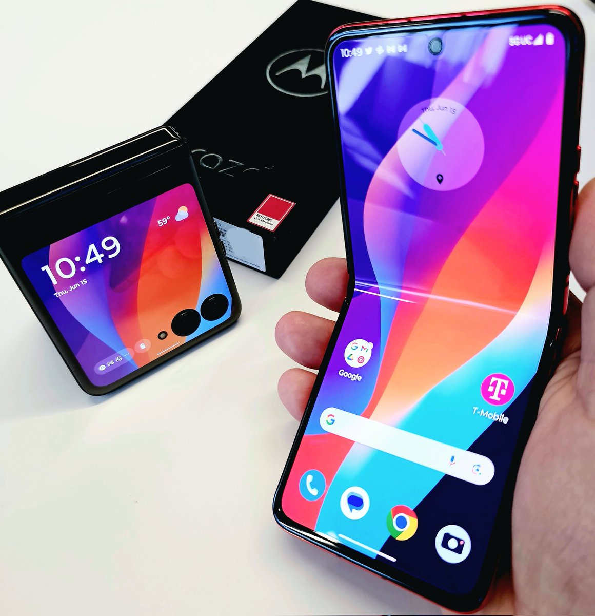 Now this a very cool #TBT! We all had a RAZR way back, but now the NEW <a href="/MotorolaUS/">motorolaus</a> #RAZR is available for preorder starting today in Black and exclusively at <a href="/TMobile/">T-Mobile</a> "Viva Magenta"!  t-mobile.com/cell-phone/mot…