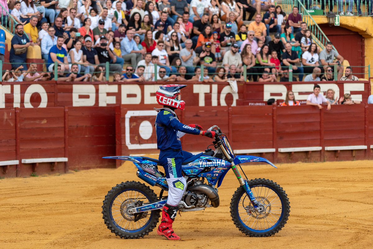 Rojo y azul? O rojo entero? 🤔🤔 @yamahamotor_es @eduardocastro732 <a href="/ecastromotos/">Yamaha Eduardo Castro Motos</a> <a href="/officialleatt/">Leatt Protectives</a> <a href="/mundotalio/">Mundo Talio</a> @fco_elbolo_frioarahal @manuel__ojeda @bud_racing @motoclubcoria @gpr_stabilizer @roturacing 📸 @prostyle.es #redboots #blue #rojo #azul #freestyle #yamaha