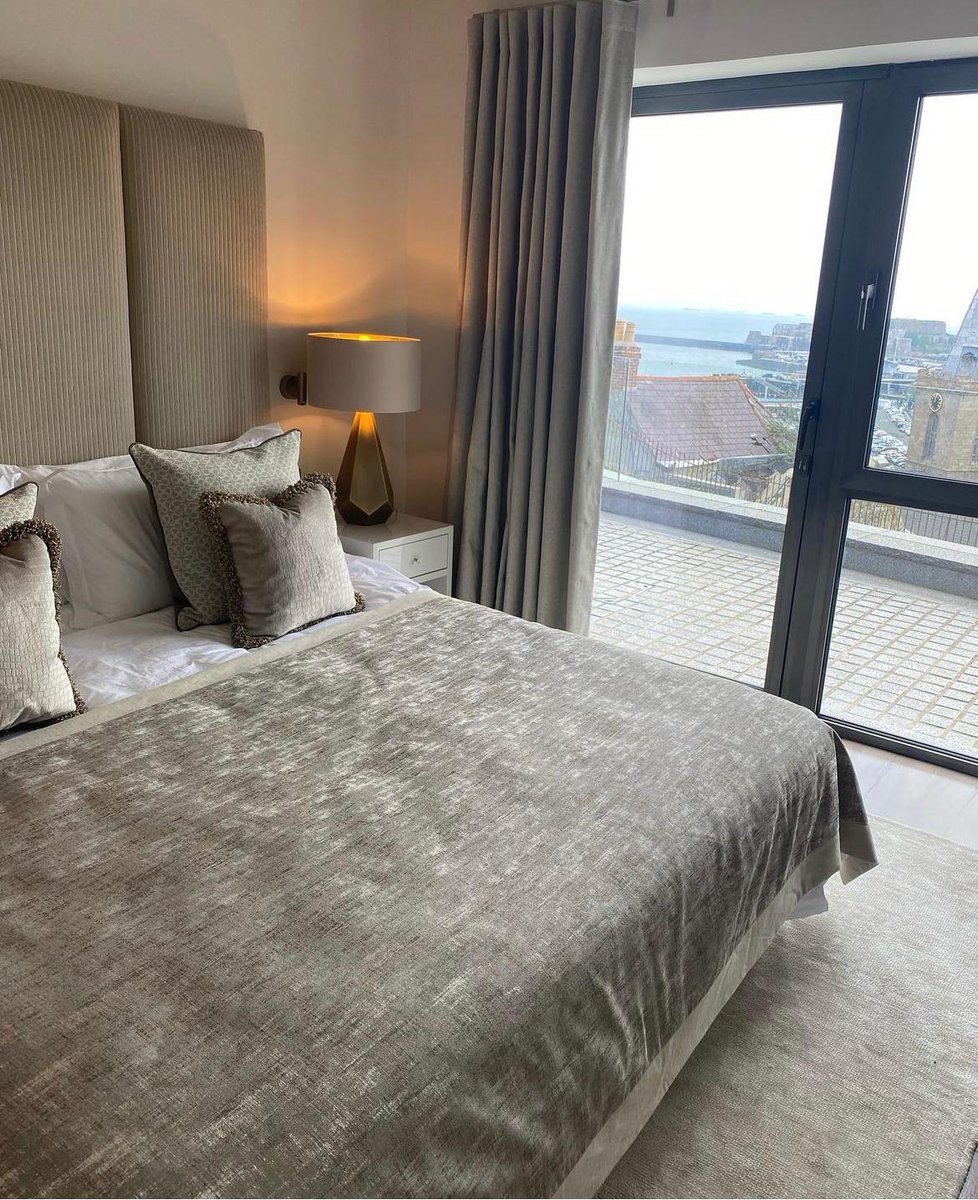 We are loving this beautiful handmade bedding by the fantastic team at Clermont Interiors showcasing our Reflections collection in Cauca 🤍 Simply stunning! #luxurioushomes #ukinteriordesigners #wemyssfabrics