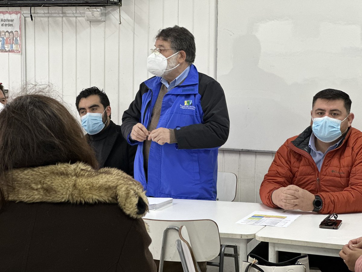 🔺El Gobernador, <a href="/LuisCuvertinoG/">Luis Cuvertino Gómez</a> junto al Core <a href="/Core_JCFarias/">JCFarias</a> y alcalde Aldo Retamal, se reunieron con la comunidad educativa de Escuela Fusionada de Los Lagos, para presentar el cronograma del establecimiento, proyectada con término de obra para el año escolar 2025
#valdiviacl