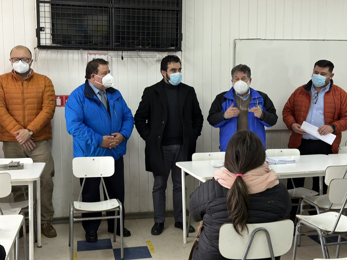 GOREdeLosRios's tweet photo. 🔺El Gobernador, @LuisCuvertinoG junto al Core @Core_JCFarias y alcalde Aldo Retamal, se reunieron con la comunidad educativa de Escuela Fusionada de Los Lagos, para presentar el cronograma del establecimiento, proyectada con término de obra para el año escolar 2025
#valdiviacl https://t.co/PSBcRwXPJR
