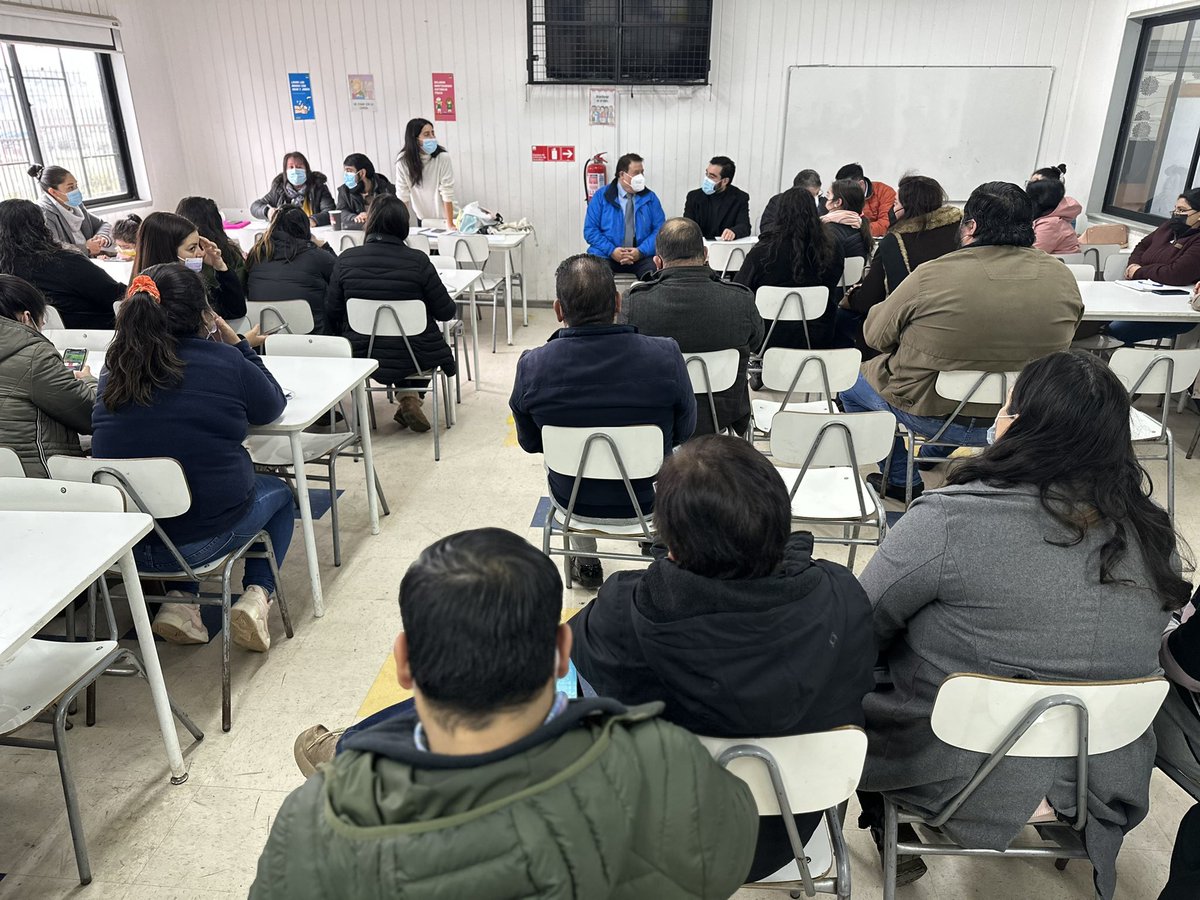 GOREdeLosRios's tweet photo. 🔺El Gobernador, @LuisCuvertinoG junto al Core @Core_JCFarias y alcalde Aldo Retamal, se reunieron con la comunidad educativa de Escuela Fusionada de Los Lagos, para presentar el cronograma del establecimiento, proyectada con término de obra para el año escolar 2025
#valdiviacl https://t.co/PSBcRwXPJR