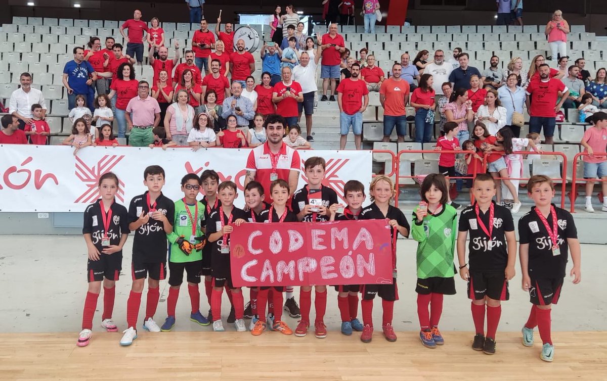 Sin haber perdido partido en toda la temporada y tras vencer en la final 6️⃣-1️⃣ a la Escuela de fútbol de Mareo, nuestro equipo #CODEMA prebenjamín escolar “A” 🔴⚫️ se ha proclamado Campeón de #Gijón 🏆🥇. ¡Impresionante! 👏🙌. #SomosCodema <a href="/PedagogicosS/">Pedagogicos Claretianos de Santiago</a> <a href="/PDMGijon/">Gijón/Xixón Deporte</a> <a href="/dxtasturiano/">adnasturies</a>