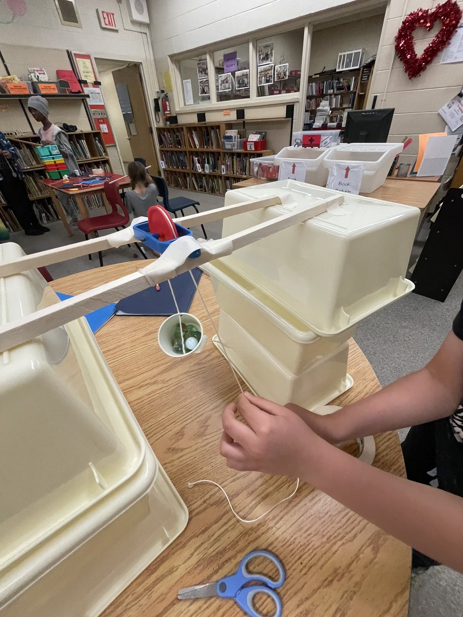 Hands on learning happening in the LLC! Lots of pulley systems created by grade 4 Ss. @SelwynTdsb @tdsb @TDSBLibrary @TDSB_DLL @ProfLibraryTDSB 
#ONSchoolLibraries #SchoolLibraryJoy #SchoolLibrary #onted