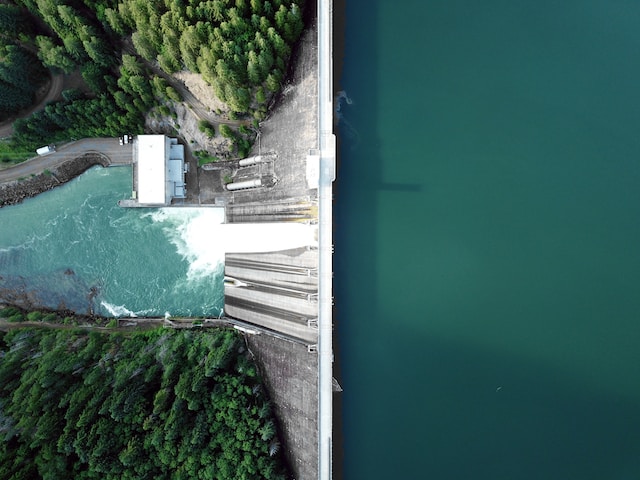 We’ve pumped out so much 💧 #groundwater, moving its mass around the planet, that we’ve nudged the #NorthPole by several meters in the last few decades alone! 

Read on to find out how… 🧵 (1/9)

📸: Dan Meyers/Unsplash