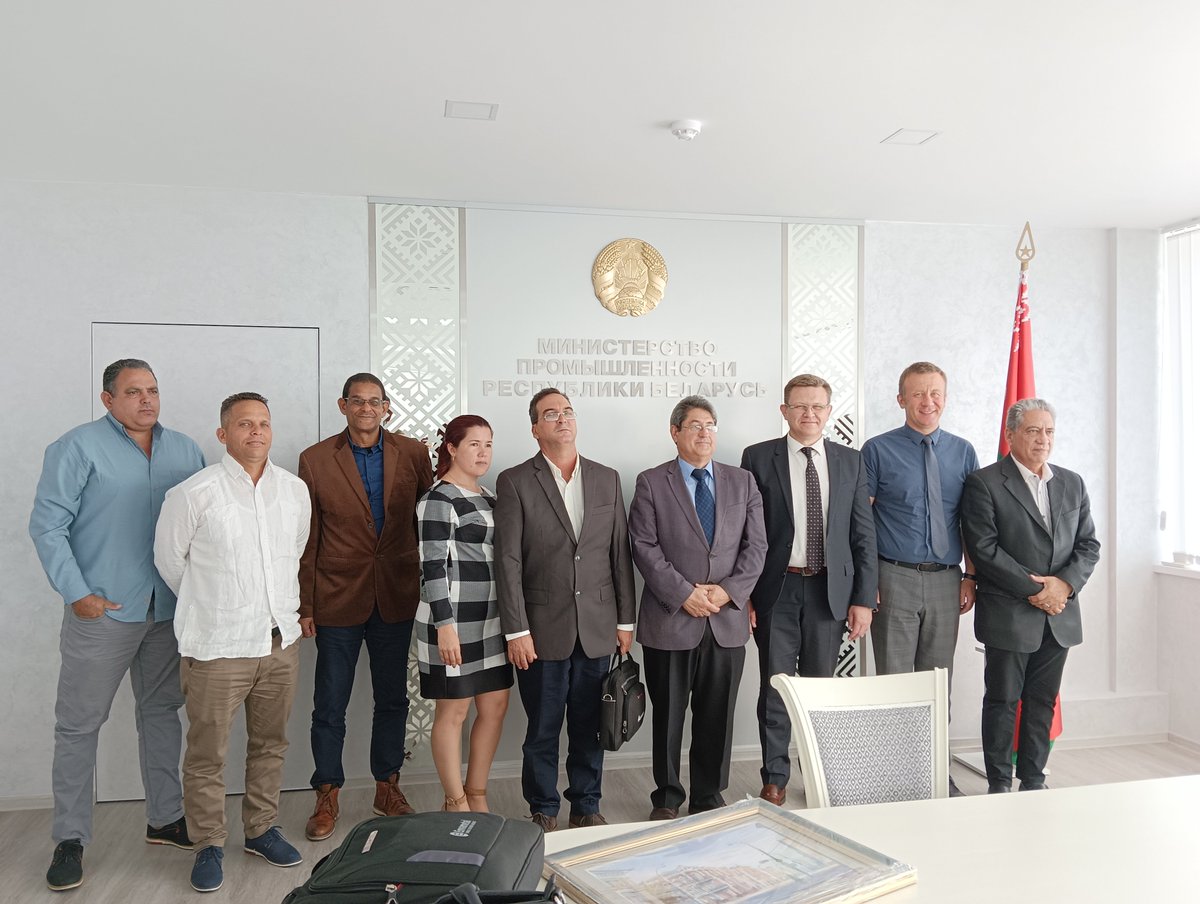 Importante entrevista de Directores de Gesime y de Director de fábrica Conformat de balitas de gas y de fábrica Varona  con directivos del Ministerio de Industria de Belarús. Posibilidades de negocios concretos.