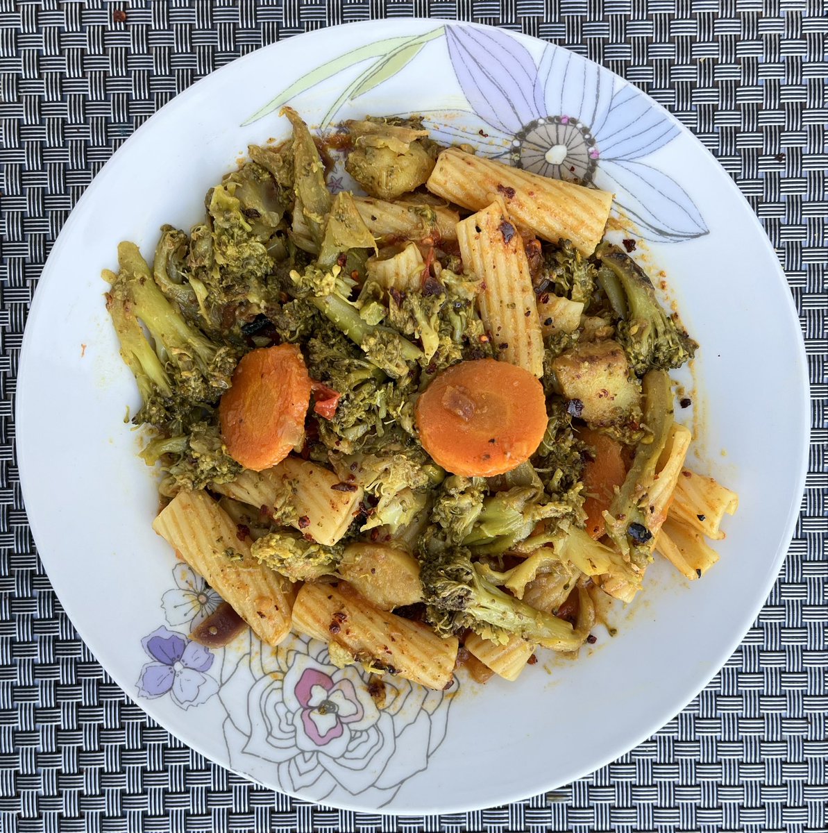 kandelnirmal's tweet photo. #KandelKitchen is the place where the East meets the West.
#Pasta #NepaliStyle - with Broccoli
Topping of Chilli-Sichuan Pepper mix (छोप) instead of Cheese 😜
@nepalicook, I know you do not like pasta, but try it! https://t.co/dudnAgskzC