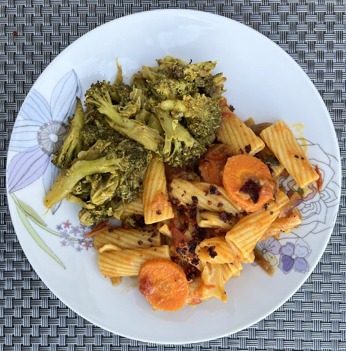kandelnirmal's tweet photo. #KandelKitchen is the place where the East meets the West.
#Pasta #NepaliStyle - with Broccoli
Topping of Chilli-Sichuan Pepper mix (छोप) instead of Cheese 😜
@nepalicook, I know you do not like pasta, but try it! https://t.co/dudnAgskzC