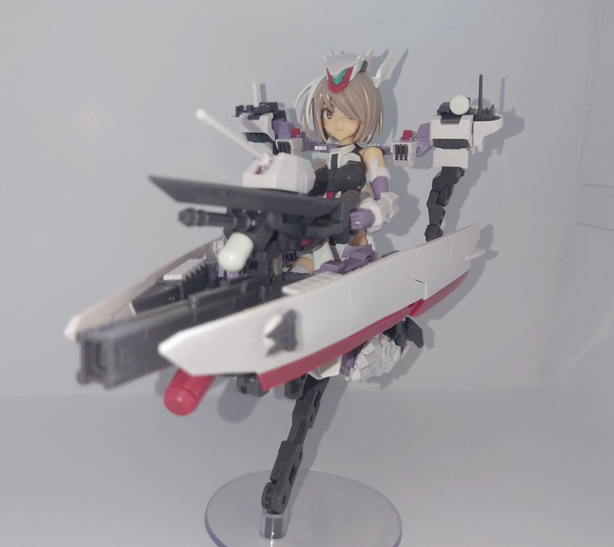 #FAガール #フレームアームズガール
金剛の武装完成！
…ジャズが聴こえてきそうじゃなぁ…

主砲？とガトリング？が付いたシールドがカッコイイ！
…シールドなんじゃろうか？

巡航形態が思っていたよりちゃんと船っぽい
もうワンセットあればデカイ船いけそうじゃな！
(*´˘`)いいFAガールじゃぞ