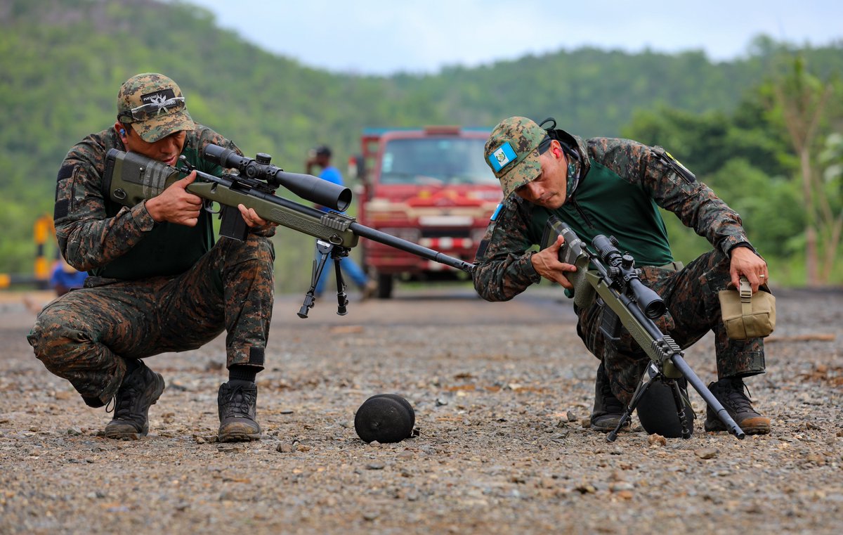 “Oye hermano, recuerda uno disparo, una muerte”. Los comandos de Guatemala 🇬🇹 revisan y vuelven a revisar sus armas antes de la prueba de francotiradores de hoy en el cuarto día de #FuerzasComando23.