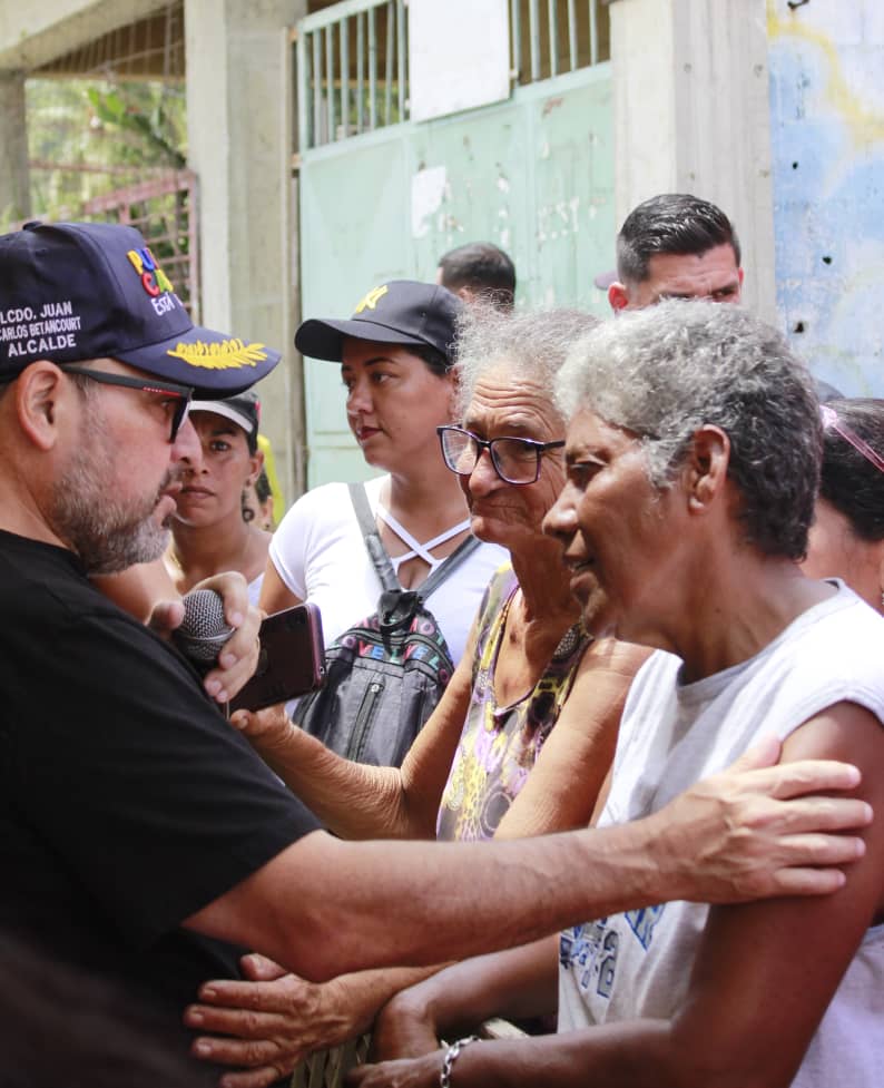 ATENCIONALCIUPC's tweet photo. Un total de 3.546 hogares de la parroquia Bartolomé Salom , equivalente a 09 comunidades del punto y círculo del sector valle verde del municipio Puerto cabello del estado Carabobo ,  fueron atendidas a través de una jornada de la Feria del Campo Soberano a cielo abierto. https://t.co/j0mayjRGJc