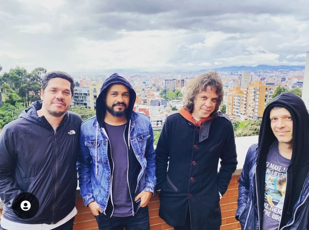 #AlAire Peter Pimienta de Superlitio contándonos sobre sus sorpresas para el #DíaDeRockTunja
Desde ya estamos coreando todas sus canciones.....no hay nada mejor que un jueves de Karaoke con <a href="/superlitio/">S U P E R L I T I O</a>