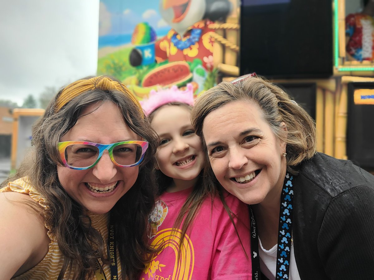 MsReinfried's tweet photo. Freshmen Class End of Year event, the Kona Ice truck, with my little party crasher. 
#NVOT #Classof2026 @buskirk_susan https://t.co/vJoNWDy9Az